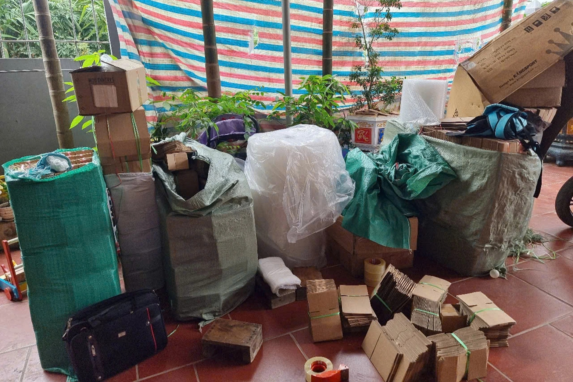 Cận cảnh xưởng sản xuất mỹ phẩm giả, bán trăm nghìn đơn trên Shopee, TikTok - 9 Cận cảnh xưởng sản xuất mỹ phẩm giả, bán trăm nghìn đơn trên Shopee, TikTok - 9