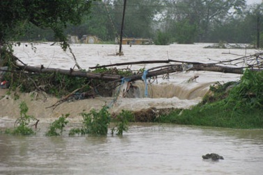 Hàng trăm người bàng hoàng chạy lũ trong đêm