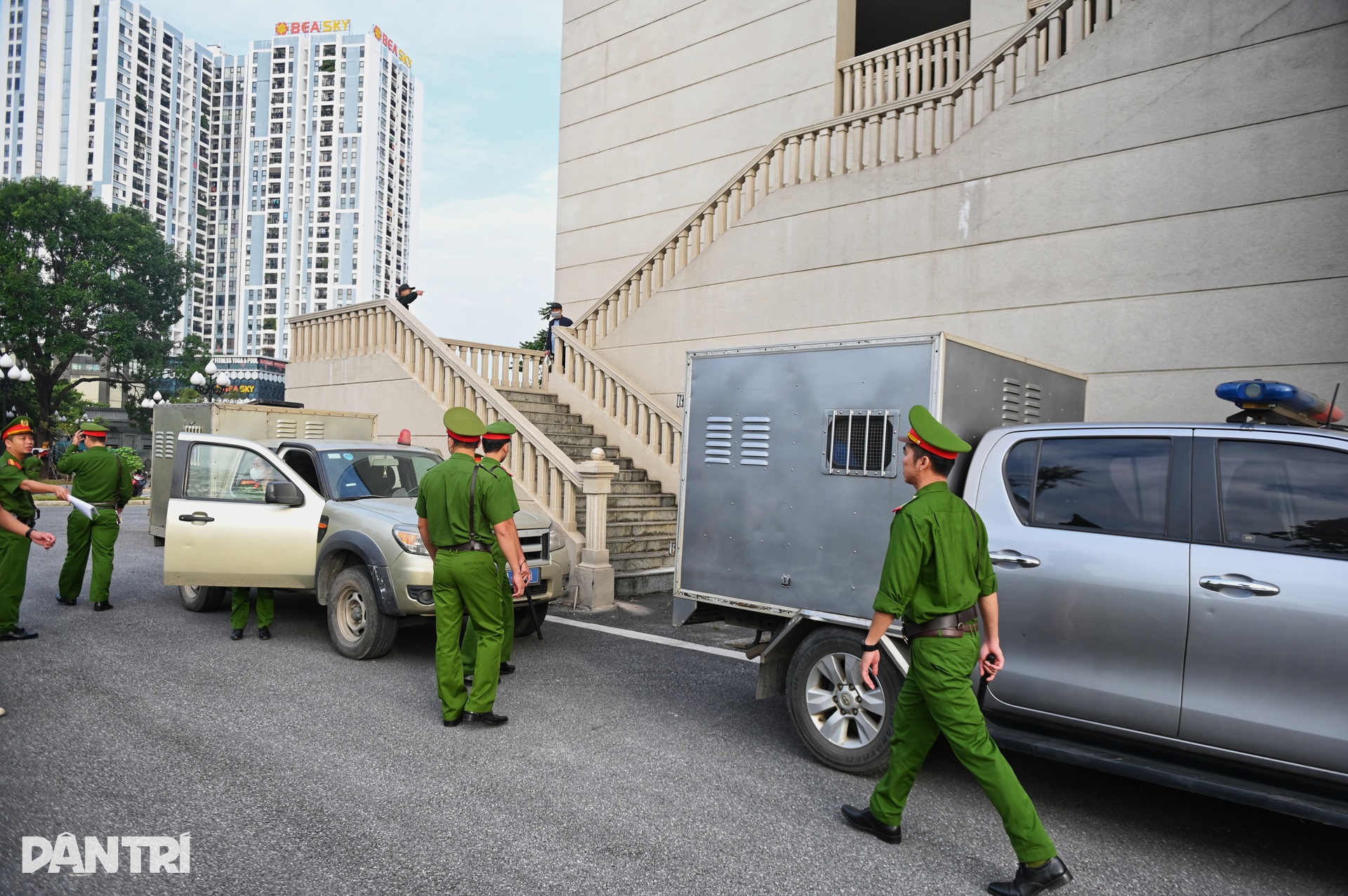 Dẫn giải các bị cáo trong vụ đánh bạc 106 triệu USD tại khách sạn Pullman - 2 Dẫn giải các bị cáo trong vụ đánh bạc 106 triệu USD tại khách sạn Pullman - 2