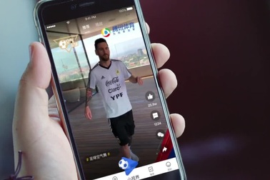 Người vợ trang trí phòng khách theo chủ đề World Cup tặng chồng