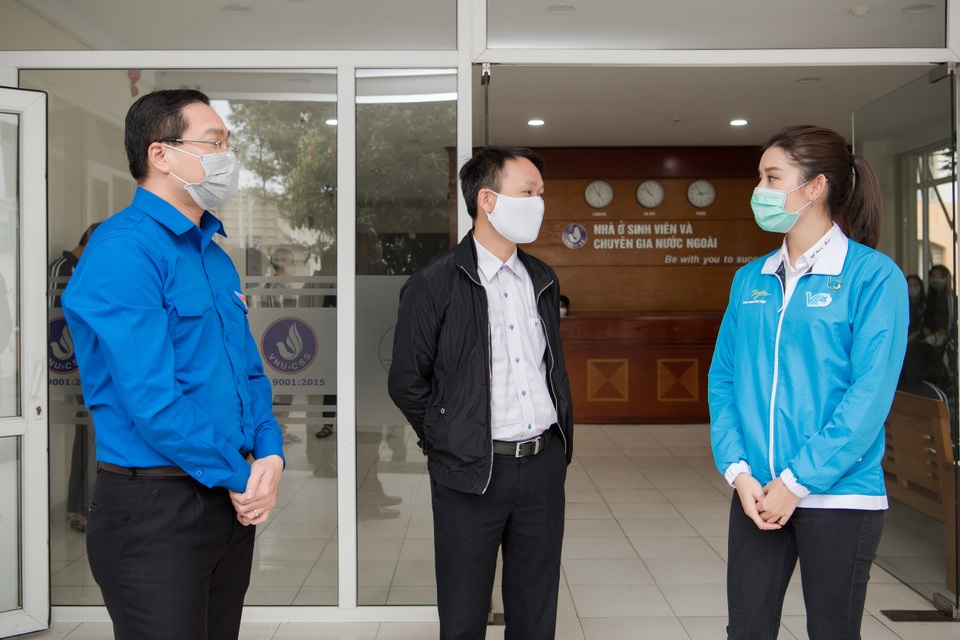 Huyền My tới xóm chạy thận Bạch Mai tặng những suất ăn ấm lòng mùa dịch - 3 Huyền My tới xóm chạy thận Bạch Mai tặng những suất ăn ấm lòng mùa dịch - 3