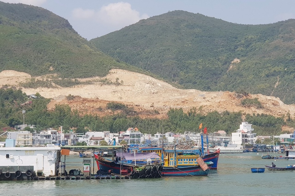 Dự án được dùng 64 tấn thuốc nổ: Chỗ đó phải trồng rừng chứ sao lại xẻ núi! - 2 Dự án được dùng 64 tấn thuốc nổ: Chỗ đó phải trồng rừng chứ sao lại xẻ núi! - 2