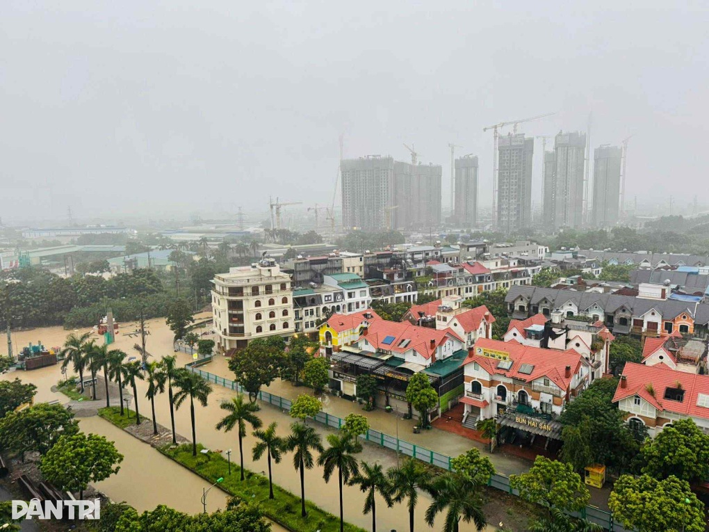 Biệt thự nhà giàu ở Hà Nội ngập nặng, người dân nháo nhào “cứu” xế hộp - 1 Biệt thự nhà giàu ở Hà Nội ngập nặng, người dân nháo nhào “cứu” xế hộp - 1