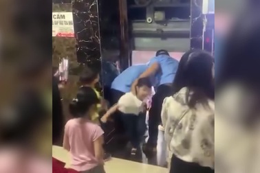 Thót tim thang máy rơi tự do ở chung cư Linh Đàm