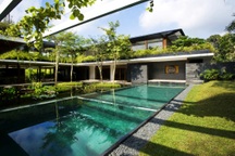 Ngôi nhà đẹp như resort nhờ vườn trên mái, hồ nước ngập cây