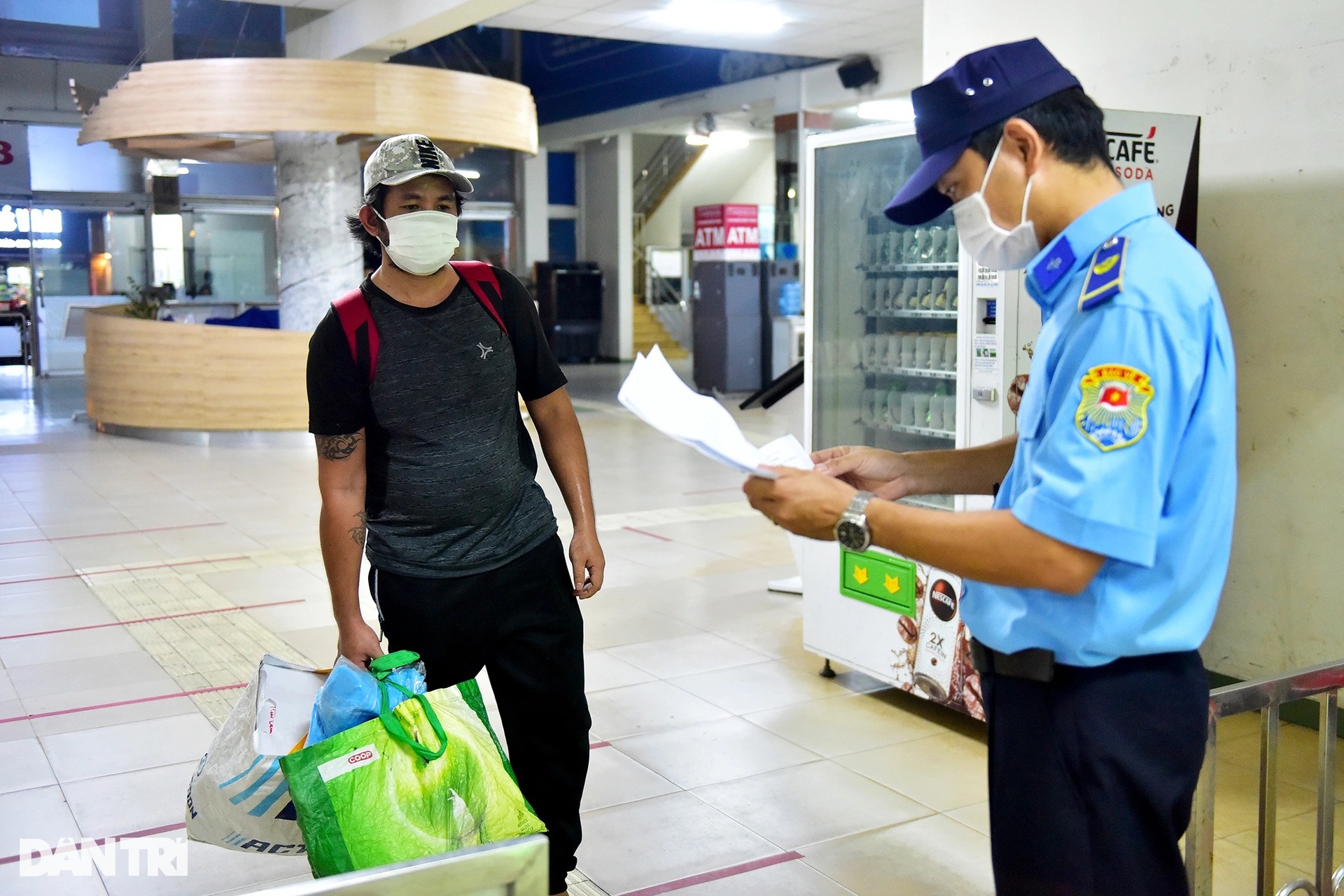 Cô gái bật khóc vì quên giấy tiêm vaccine khi về quê ở bến xe Miền Đông - 5 Cô gái bật khóc vì quên giấy tiêm vaccine khi về quê ở bến xe Miền Đông - 5