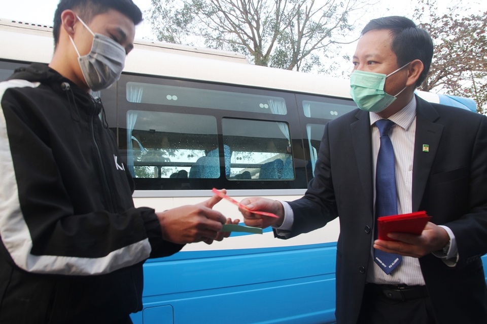 Ấm áp những chuyến xe miễn phí về Tết cho sinh viên vùng bão lũ - 1 Ấm áp những chuyến xe miễn phí về Tết cho sinh viên vùng bão lũ - 1