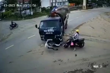 Xe cẩu va chạm xe đạp điện, một học sinh lớp 6 tử vong