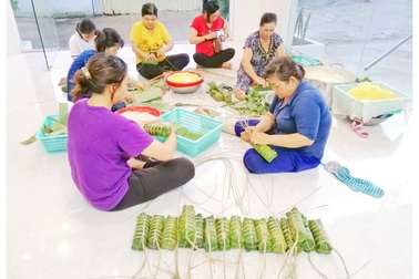 Người dân Sóc Trăng gói bánh tặng đồng bào miền Trung bị lũ lụt