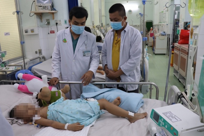 BS.CK1 Võ Thành Luân - Phó khoa Hồi sức nhiễm và Covid-19 thăm và trao đổi các vấn đề liên quan với người nhà bé Y..