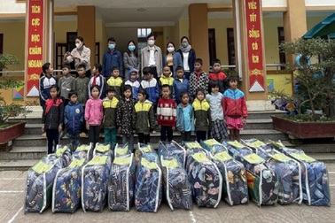 Trao 350 suất quà trị giá 175 triệu đồng đến trẻ em nghèo miền núi