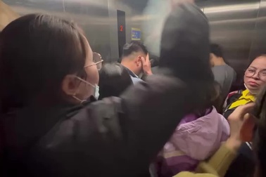 Thang máy chung cư ở Hà Nội gặp sự cố, cư dân bị mắc kẹt