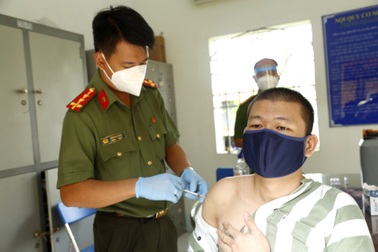 Bình Dương tiêm vắc xin Covid-19 cho can phạm, phạm nhân