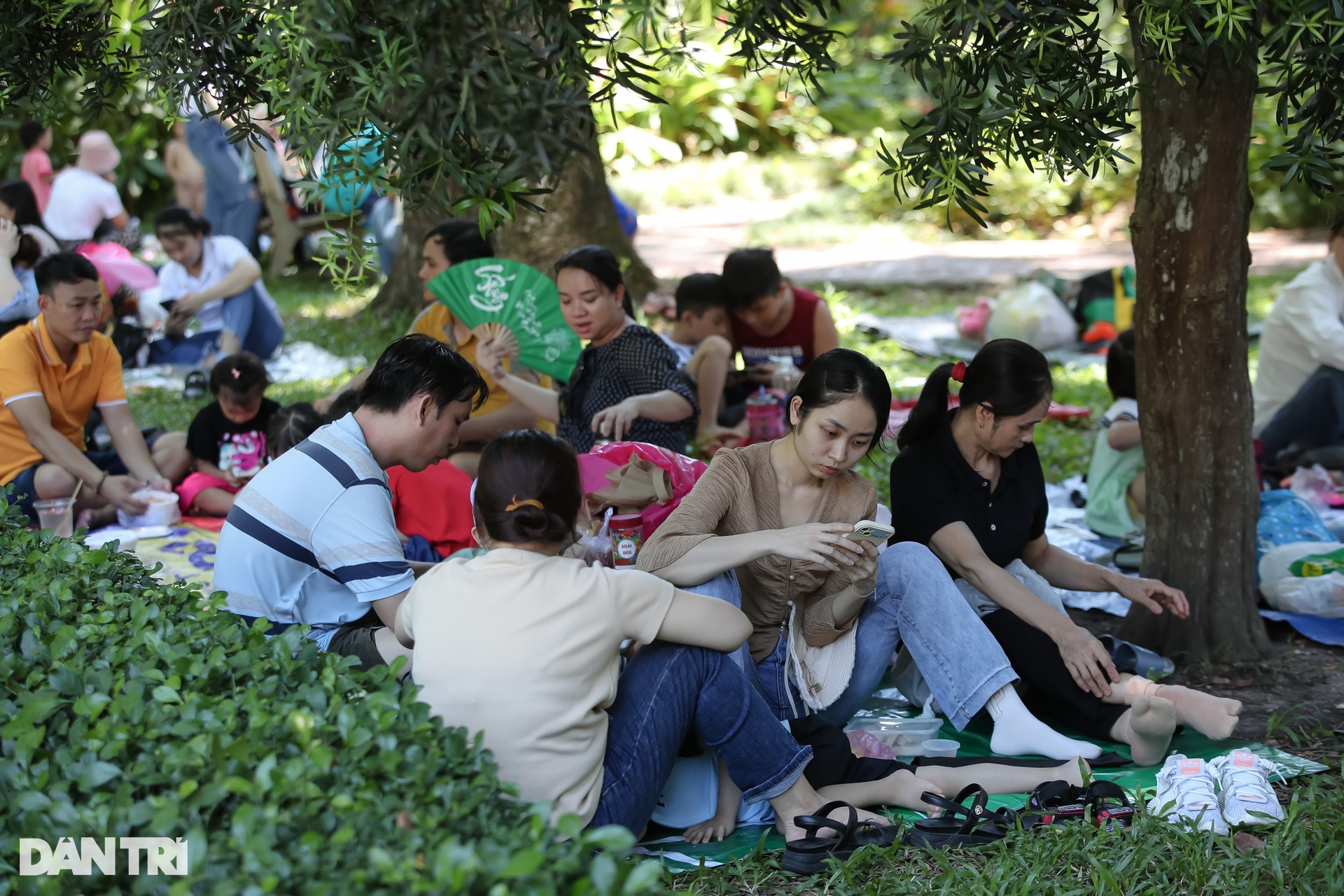 Người dân TPHCM ùn ùn đổ về Thảo Cầm Viên tránh nóng - 5 Người dân TPHCM ùn ùn đổ về Thảo Cầm Viên tránh nóng - 5