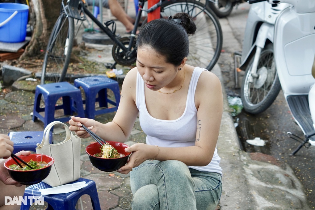 Quán nộm nồng nặc mùi sông Tô Lịch khách vẫn ngồi ăn chật kín vỉa hè - 4