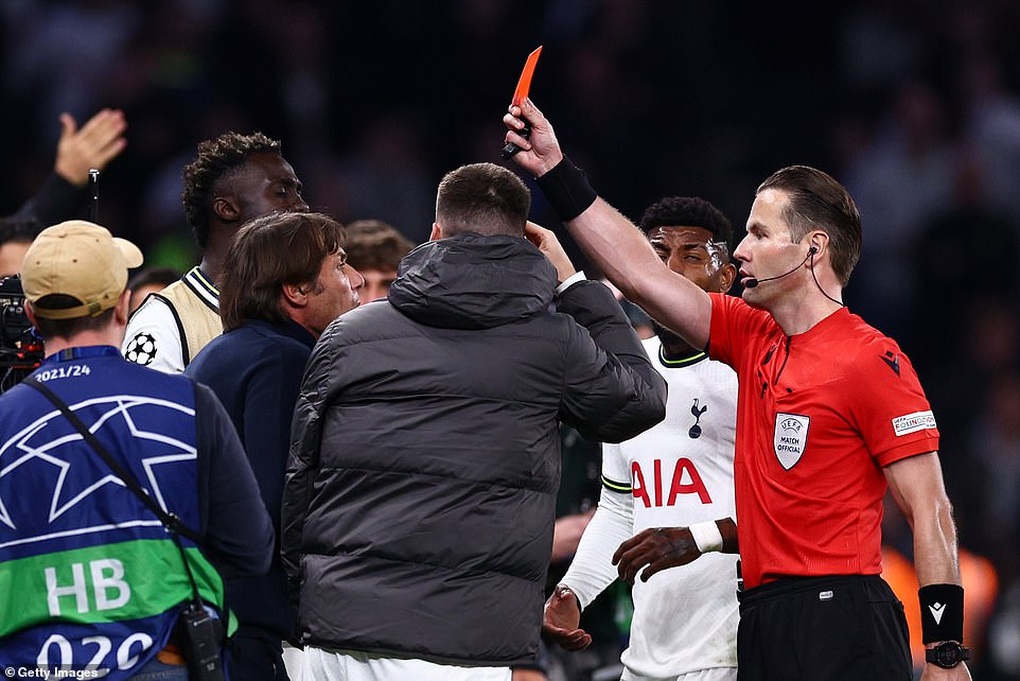 Tottenham rơi vé đi tiếp, HLV Conte nổi khùng với trọng tài - 16 Tottenham rơi vé đi tiếp, HLV Conte nổi khùng với trọng tài - 16