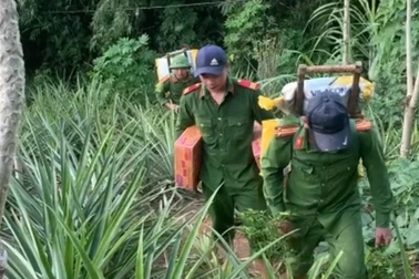 Chủ tịch xã, công an vượt rừng gùi thực phẩm tiếp tế người dân bị cô lập