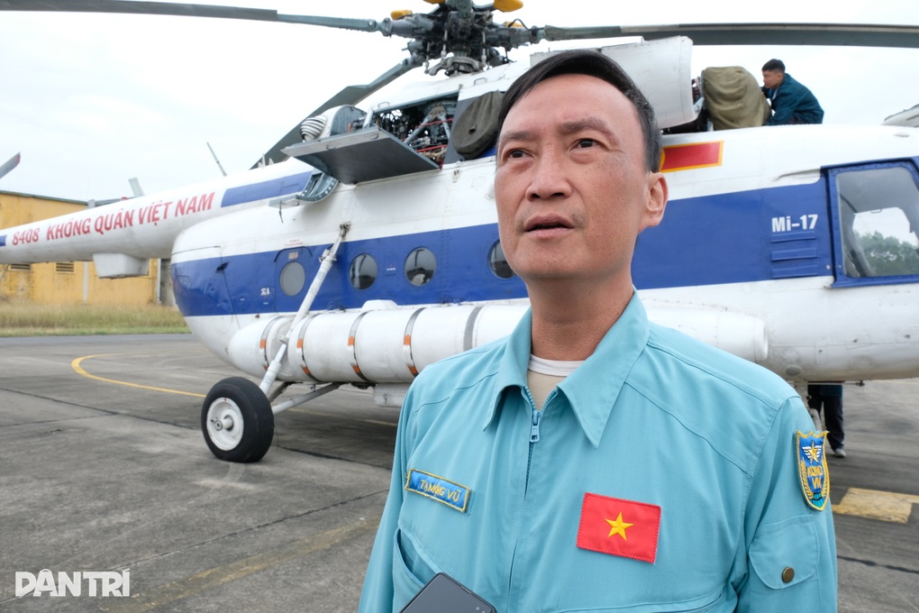 Những lá cờ được treo thế nào ở 6 trực thăng bay tại triển lãm quốc phòng? - 2 Những lá cờ được treo thế nào ở 6 trực thăng bay tại triển lãm quốc phòng? - 2