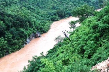 Lũ ống cuốn trôi nhiều tài sản, huyện vùng cao bị cô lập