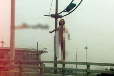 Cô gái ngoại quốc lõa thể, rơi từ cầu vượt gần sân bay Nội Bài xuống đường