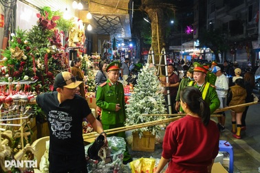 Xuyên đêm tháo mái che, mái vẩy và dọn dẹp vỉa hè trên phố Hàng Mã