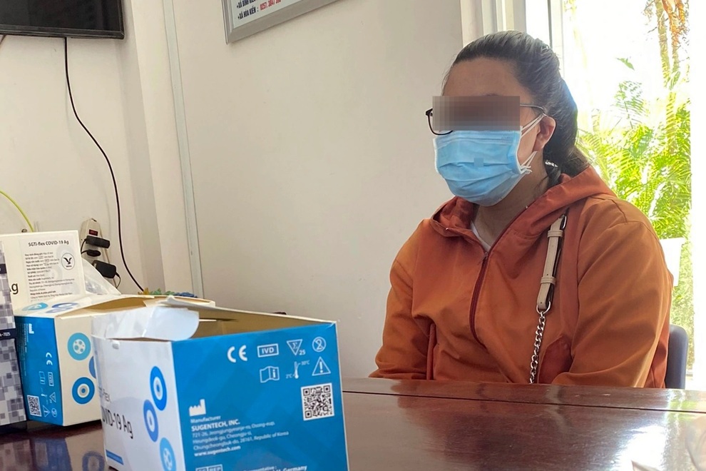 Đang bán test nhanh SARS-CoV-2 dạo thì bị công an mời về trụ sở làm việc - 1 Đang bán test nhanh SARS-CoV-2 dạo thì bị công an mời về trụ sở làm việc - 1