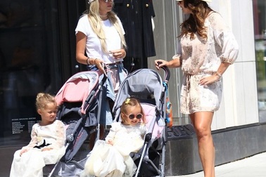 Con gái tỷ phú F1 làm mẹ đảm