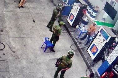 Nam thanh niên tay cầm dao, tay cầm bật lửa dọa đốt cây xăng