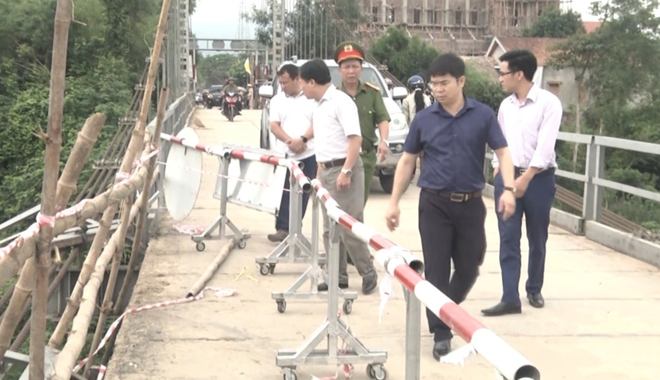 Thăm hỏi, chia buồn với gia đình 5 nạn nhân vụ ô tô lao xuống sông - 5 Thăm hỏi, chia buồn với gia đình 5 nạn nhân vụ ô tô lao xuống sông - 5