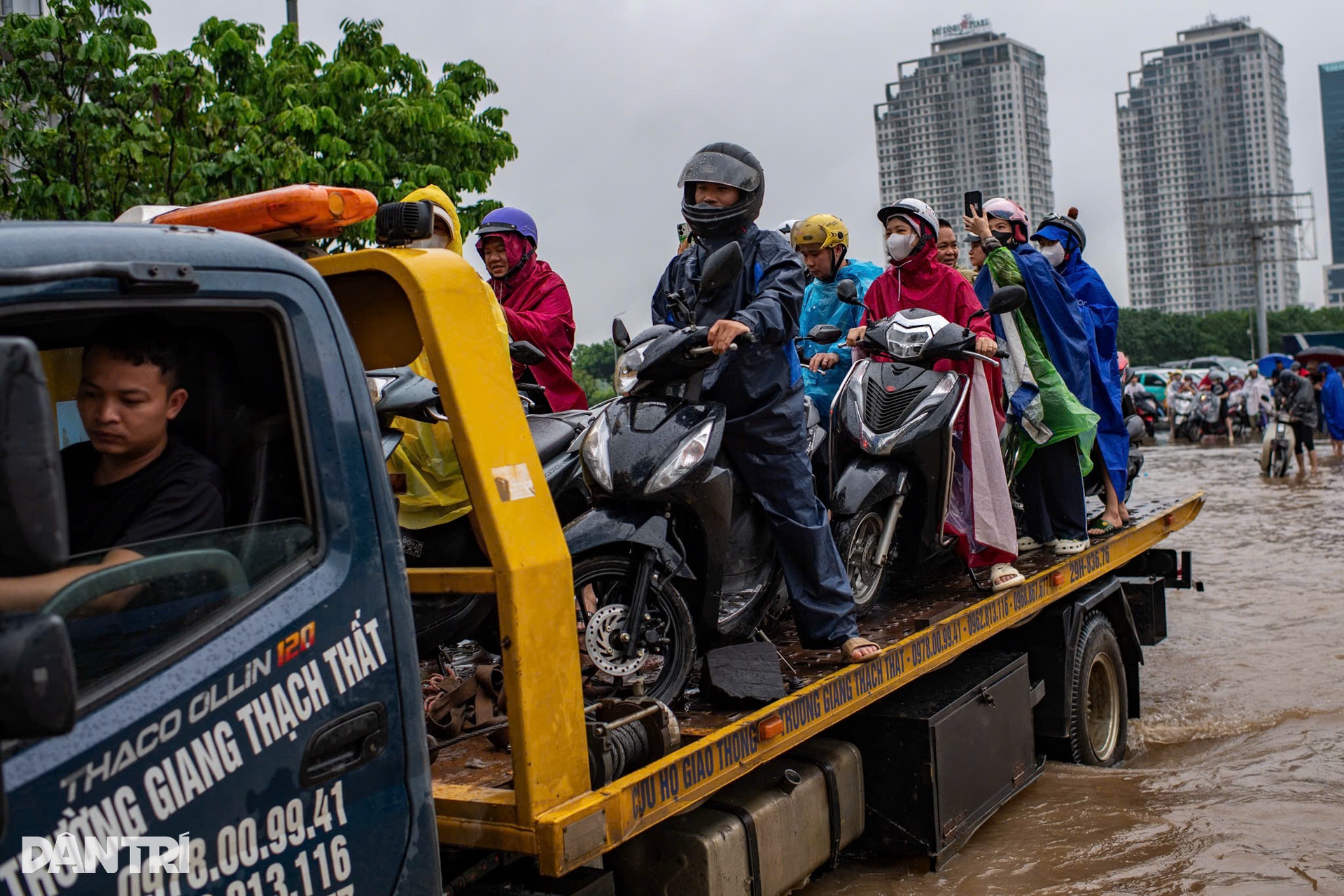 Muôn kiểu ứng phó mưa lớn, vượt ngập sâu của người Hà Nội - 23 Muôn kiểu ứng phó mưa lớn, vượt ngập sâu của người Hà Nội - 23