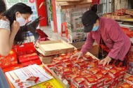 Người dân kém tha thiết với bánh Trung thu vì không phải hàng thiết yếu