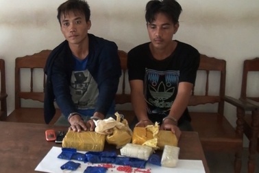 Bắt hai đối tượng người Lào vận chuyển 12.000 viên ma túy tổng hợp