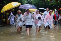 Lũ tiếp tục dâng cao tại Hội An, du khách vẫn đổ về đông, bì bõm lội nước