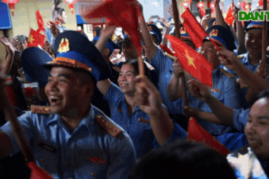 Ngày vui lên tàu vào Nam tập kết của các chiến sĩ diễu hành lễ kỷ niệm 30/4