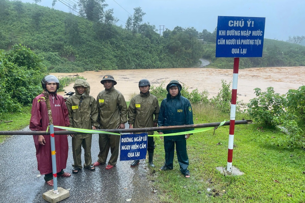 Mưa lớn làm nhiều nơi ngập sâu, chia cắt, dự kiến sơ tán gần 14.300 hộ - 5 Mưa lớn làm nhiều nơi ngập sâu, chia cắt, dự kiến sơ tán gần 14.300 hộ - 5