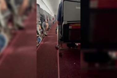 Nam tiếp viên trấn an hành khách.