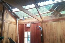 Mưa đá, lốc xoáy khiến hàng chục ngôi nhà hư hỏng