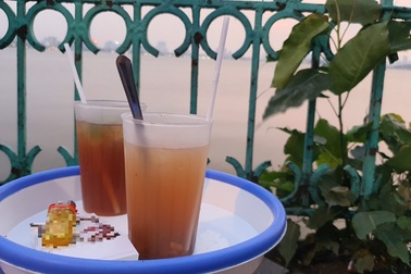 Hết giãn cách, quán nước bờ hồ thu tiền triệu mỗi buổi chiều