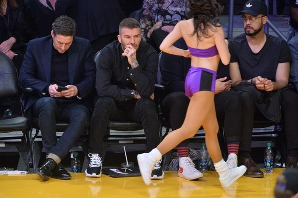 David Beckham khốn khổ vì các nàng hoạt náo viên - 10 David Beckham khốn khổ vì các nàng hoạt náo viên - 10