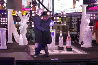 Thị trưởng New York hứng "bão" chỉ trích vì khiêu vũ trên Quảng trường Thời đại