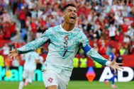 C.Ronaldo lập hàng loạt kỷ lục, giã từ tuyển Bồ Đào Nha sau World Cup