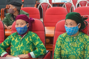 Ngày bận làm rẫy, dạy học…, tối tranh thủ đi làm căn cước công dân