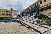 Dông lốc cuốn mái nhiều phòng học, hàng ngàn học sinh phải nghỉ
