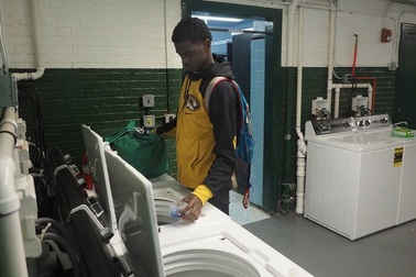 Trường học lắp đặt thiết bị giặt là để cải thiện tình trạng vắng mặt của học sinh