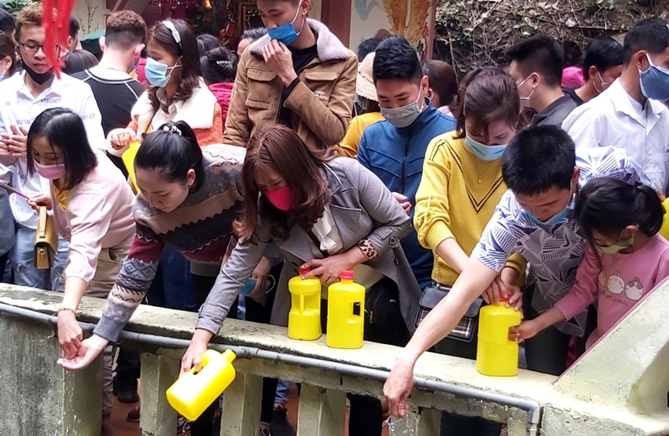Hàng vạn người du xuân và xin lộc nước thánh đầu năm - 13 Hàng vạn người du xuân và xin lộc nước thánh đầu năm - 13