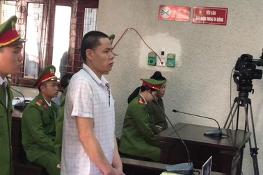 Các bị cáo phản bác nhau tại phiên xử mẹ nữ sinh giao gà cùng đồng phạm