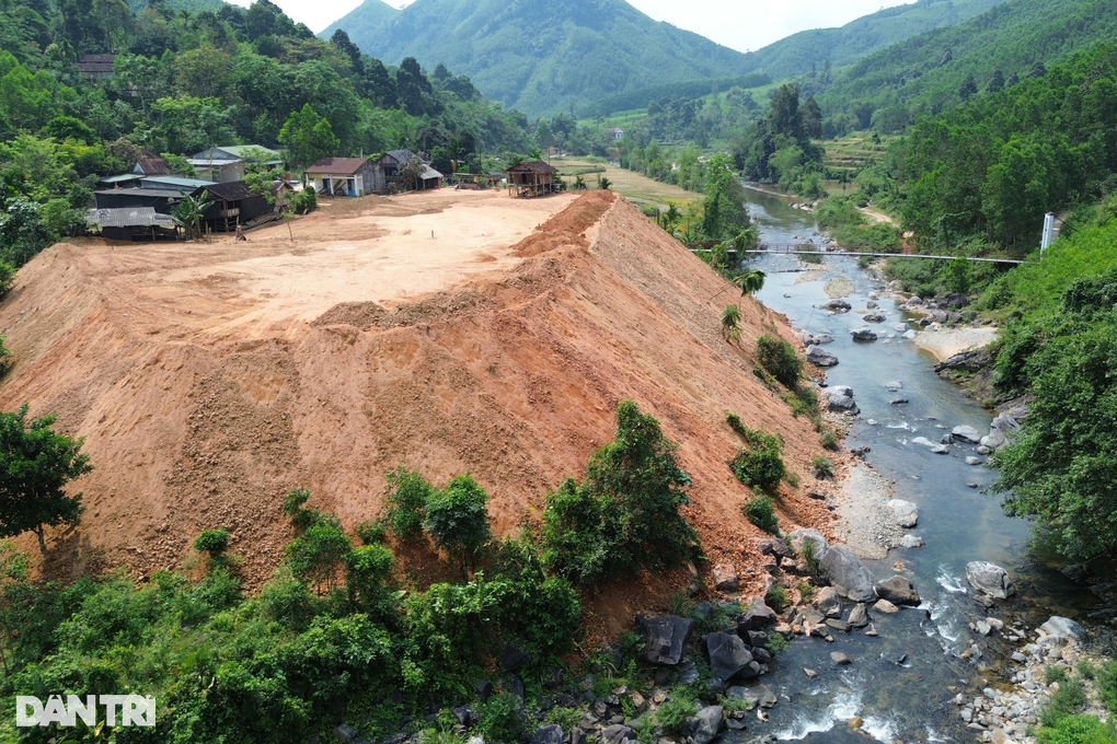 Bãi đất thải khổng lồ đe dọa vùi lấp suối Nước Lô - 2 Bãi đất thải khổng lồ đe dọa vùi lấp suối Nước Lô - 2