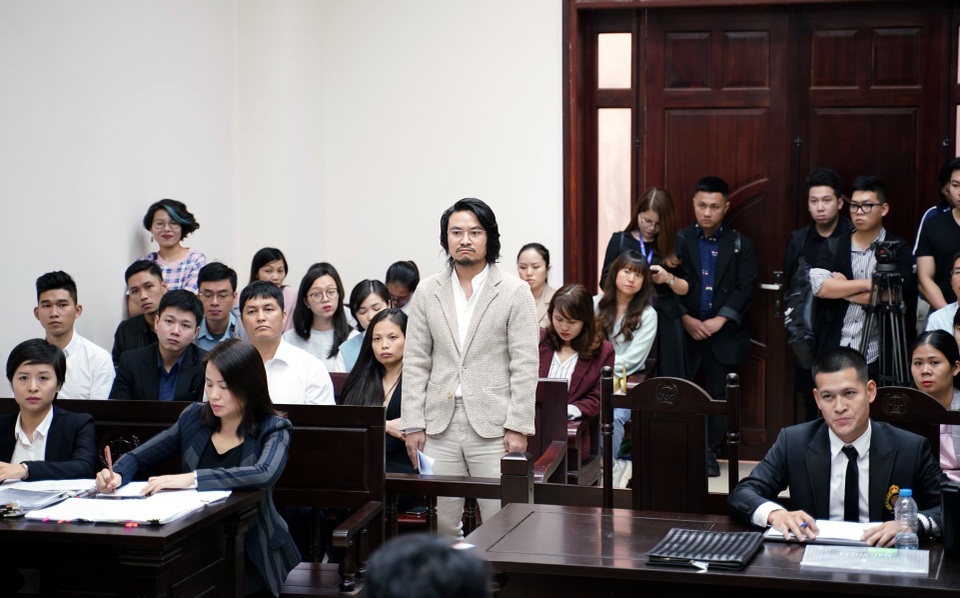 Bất ngờ dừng phiên xử vụ Tuần Châu Hà Nội kiện đạo diễn Việt Tú - 3 Bất ngờ dừng phiên xử vụ Tuần Châu Hà Nội kiện đạo diễn Việt Tú - 3