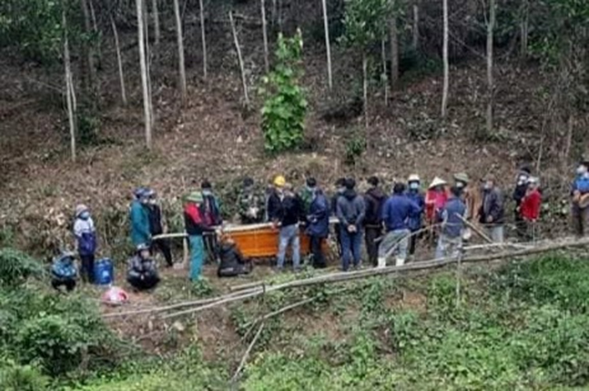 Người đàn ông tử vong trong rừng với nhiều vết thương trên cơ thể - 1 Người đàn ông tử vong trong rừng với nhiều vết thương trên cơ thể - 1