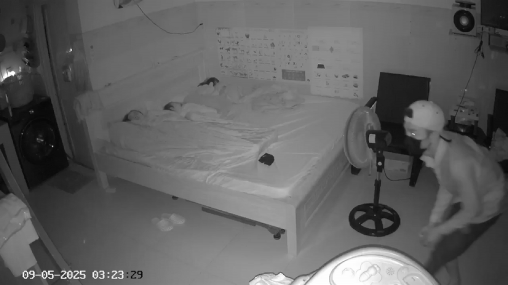 Mở camera xem cảnh lúc 3h sáng, người phụ nữ rụng rời vì thấy trộm lẻn vào - 1 Mở camera xem cảnh lúc 3h sáng, người phụ nữ rụng rời vì thấy trộm lẻn vào - 1
